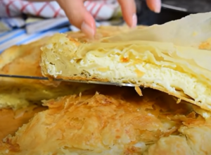 JEDNOSTAVNO I SOČNO Prelivena pita sa sirom od gotovih kora, postaće vaš izbor