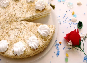 KASANDRA TORTA Ima 3 kore i 3 krema , neodoljivog ukusa
