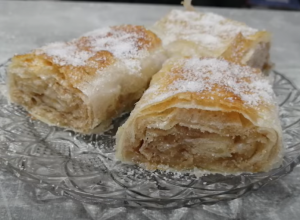 IDEALNA ZA UŽINU  Posna pita sa jabukama – na vodi, ima posebne čari