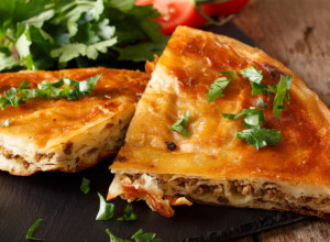 DOMAĆI BUREK SA MESOM Bolji je od onog kupovnog, prste da poližete