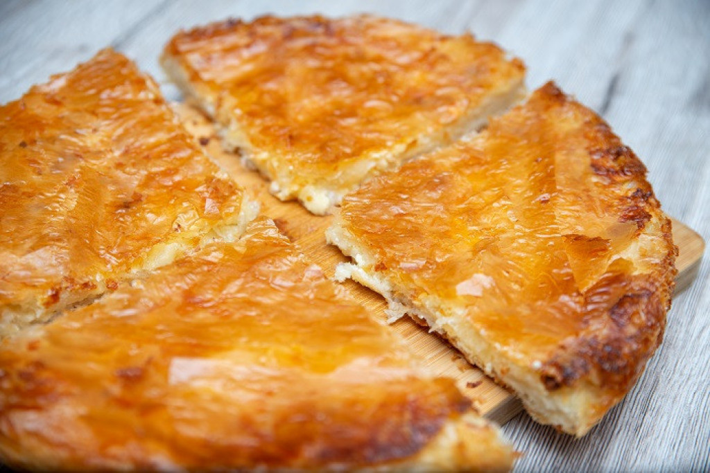 BUREK SA KAJMAKOM Sočan obrok ukusa koji se pamti, za pravo zadovoljstvo