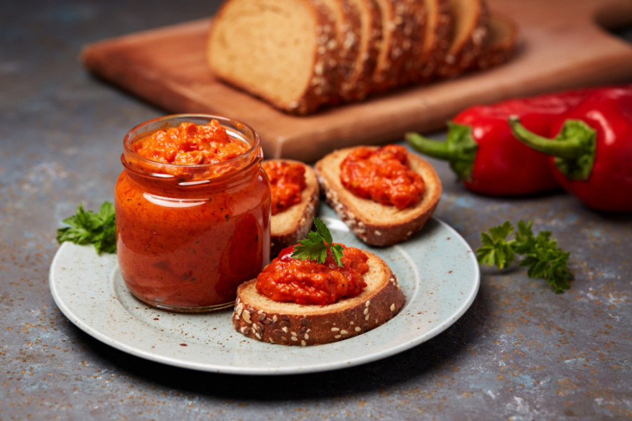 OVAKO SE SPREMA BALKANSKI KAVIJAR Ajvar iz rerne bez pečenja i ljuštenja paprika, najbolja receptura za vrhunski ukus