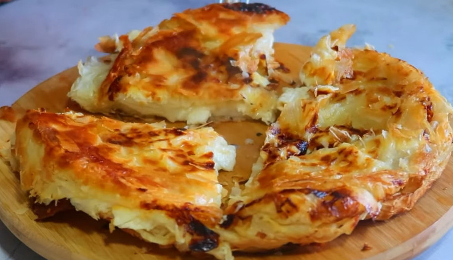 BOLJI NEGO IZ PEKARE! Recept za burek od gotovih kora, najkrckaviji i najukusniji