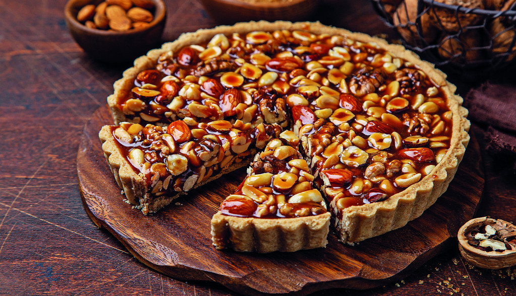 NEODOLJIVI TART SA KARAMELOM I ORASIMA Slatkiš koji se lako i brzo pravi, a svi ga obožavaju
