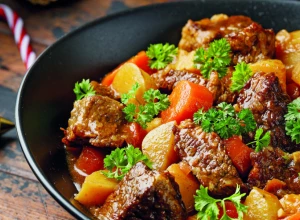 Mediteranski gulaš: Svinjsko meso nikada nije bilo ovako dobro začinjeno