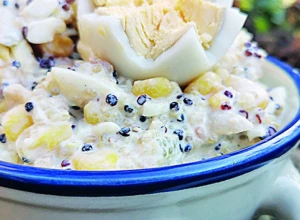 Salata s kukuruzom i kinoom: Nikada vam ne bi palo na pamet da pomešate ove sastojke, a savršeno se uklapaju zajedno
