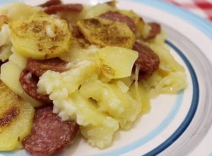 SPREMITE UKUSAN RUČAK NA BRZAKA Krompirača sa sremskim kobasicama, odlično ide uz kupus salatu
