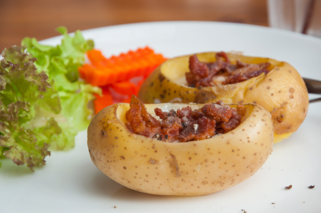 PREFINJENA KOMBINACIJA Krompir, slanina i sir zapečeni u rerni