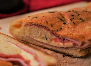 DA LI STE JELI UROLANU PICU? Stromboli je čuveni italijanski specijalitet, a ukus je savršen!