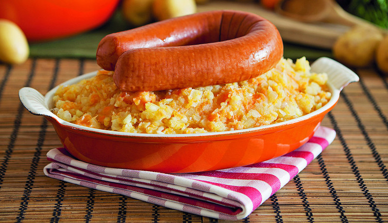 PIRE OD POVRĆA SA KOBASICOM Tradicionalno holandsko jelo idealno za gurmane