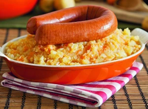 PIRE OD POVRĆA SA KOBASICOM Tradicionalno holandsko jelo idealno za gurmane