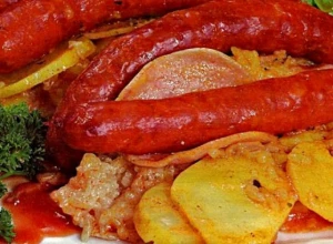 AL' SE NEKAD DOBRO JELO Vojvođanska krompiruša sa kobasicom, svaki zalogaj se "u krv pretvara"