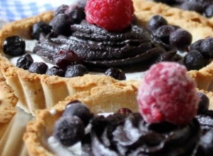 BEZ JAJA I GLUTENA Neodoljive korpice sa kokosovim kremom i čokoladom, ukrašene voćem