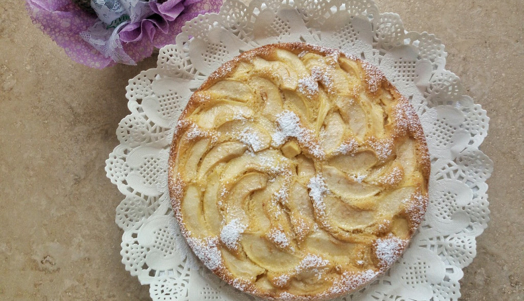 STARINSKA TORTA KOJA NE MOŽE BITI ZDRAVIJA Brzu poslasticu od jabuka zavoleće i deca!