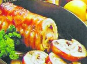 Ovaj raskošni mesni rolat okuplja porodicu za stolom