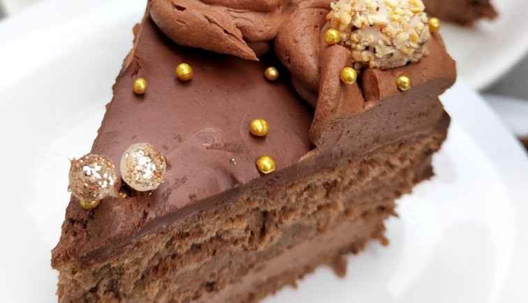 STARINSKA TORTA BOGATOG UKUSA Fil od čokolade i ruma, a kore od badema će oduševiti sve goste!