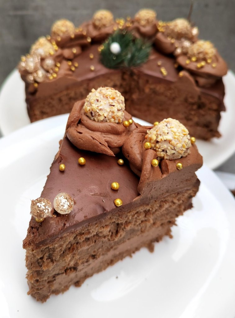 STARINSKA TORTA BOGATOG UKUSA Fil od čokolade i ruma, a kore od badema će oduševiti sve goste!