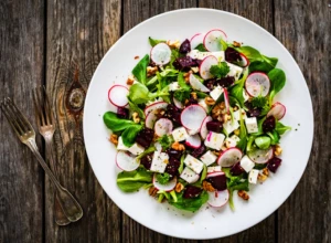 Pravi je trenutak da sebi obezbedite ZDRAV obrok uz SALATU SA CVEKLOM I ROTKVICAMA (video)