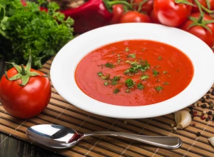 MOĆNI SAVEZNIK U BORBI PROTIV PREHLADE Ova paradajz čorba kipti od vitamina jer ima i spanać