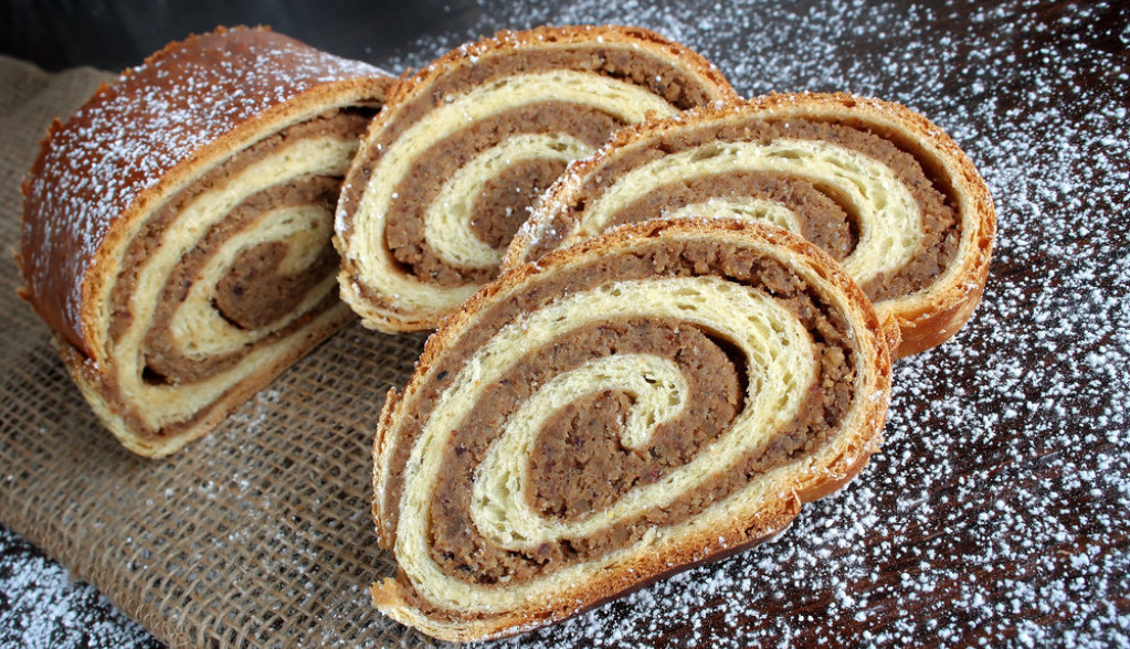 BAKINA ŠTRUDLA SA ORASIMA Pola pleha nestane dok trepneš!