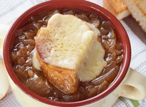 RUČAJTE KAO FRANCUZI Čorba od crnog luka s hlebom i parmezanom, zapečena u rerni!