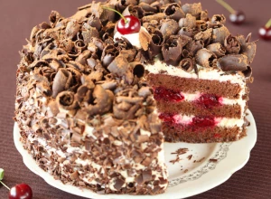 ČUVENA ŠVARCVALD TORTA Savršena nemačka poslastica od čokolade, višanja i slatke pavlake