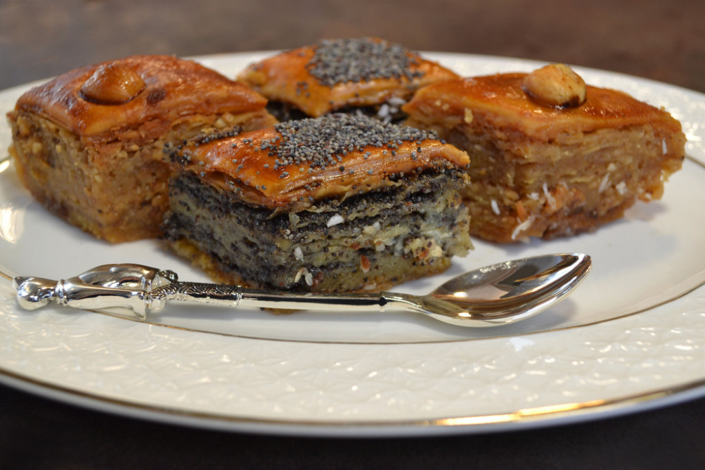BAKLAVA SA MAKOM Najlepša slatka pita koju ste jeli, svi će tražiti dodatak!