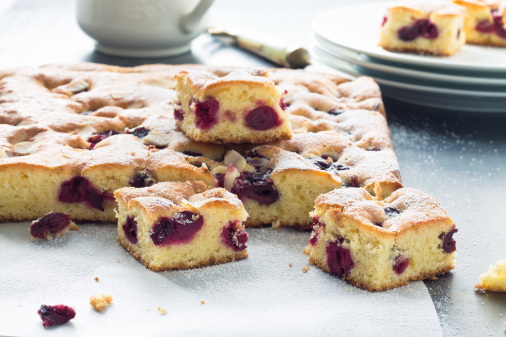 BAKIN KOLAČ SA VIŠNJAMA Proveren recept s merama na kašiku, uvek uspe!