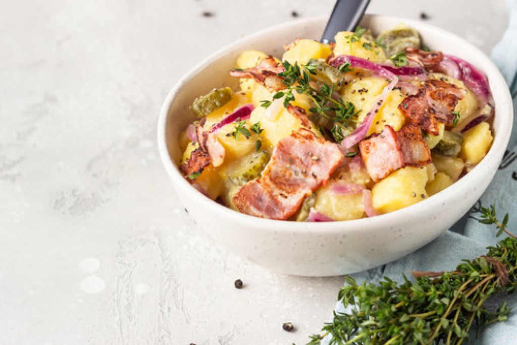 Recept za najukusniju toplu KROMPIR SALATU sa slaninom, bolju niste probali