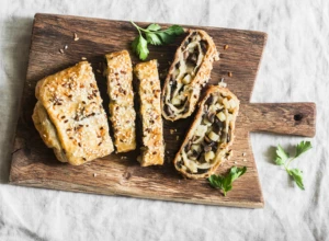 MOŽE KAO RUČAK A MOŽE I KAO VEČERA Hrskava lisnata pita s pečurkama i krompirom