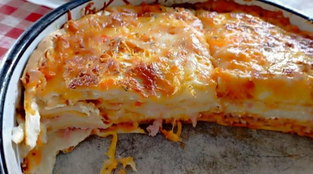 IDEALAN DORUČAK OD SVEGA NEKOLIKO SASTOJAKA Pica torta od tortilja, sa filom od ajvara, šunke i sira