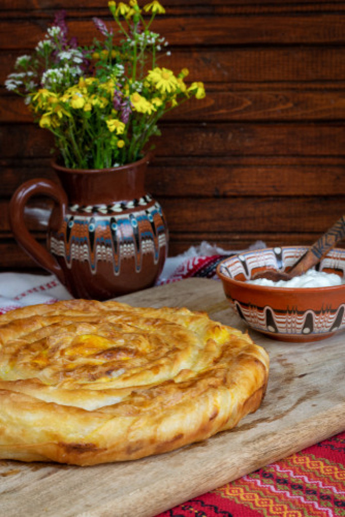 TRADICIONALNI SRPSKI SPECIJALITET Uvijena pogača punjena sirom, sočna i mekana