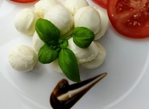 PREUKUSNA DOMAĆA MOCARELA Uz dva sastojka je napravite kod kuće, oduševiće vas
