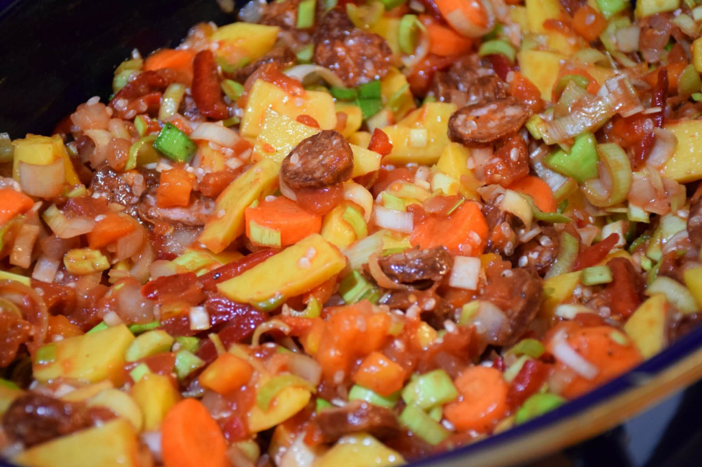 TRADICIONALNI ĐUVEČ S MESOM Zasitno jelo bogatog ukusa, sprema se za tili čas