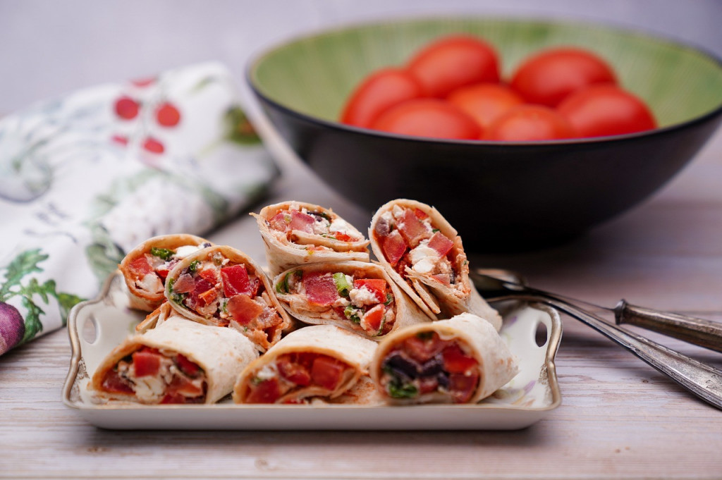 PUN TANJIR ŠARENILA Kanapei od tortilja brzinski se prave, a mnogo su ukusni