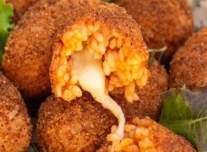 ARANČINI SA SICILIJE Probajte fantastične loptice od pirinča punjene sirom