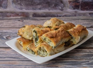 TRADICIONALNI RECEPT Domaća pita sa prazilukom i spanaćem, zalogaj čistog zadovoljstva