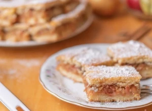 U SLAVU DOBRIH STARIH VREMENA Starinska lenja pita od jabuka, baš kakvu je pravila baka