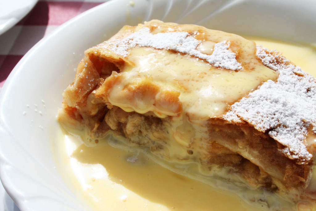 VANILA PRELIV, CIMET, JABUKE... Recept za najlepšu i najsočniju štrudlu sa jabukama