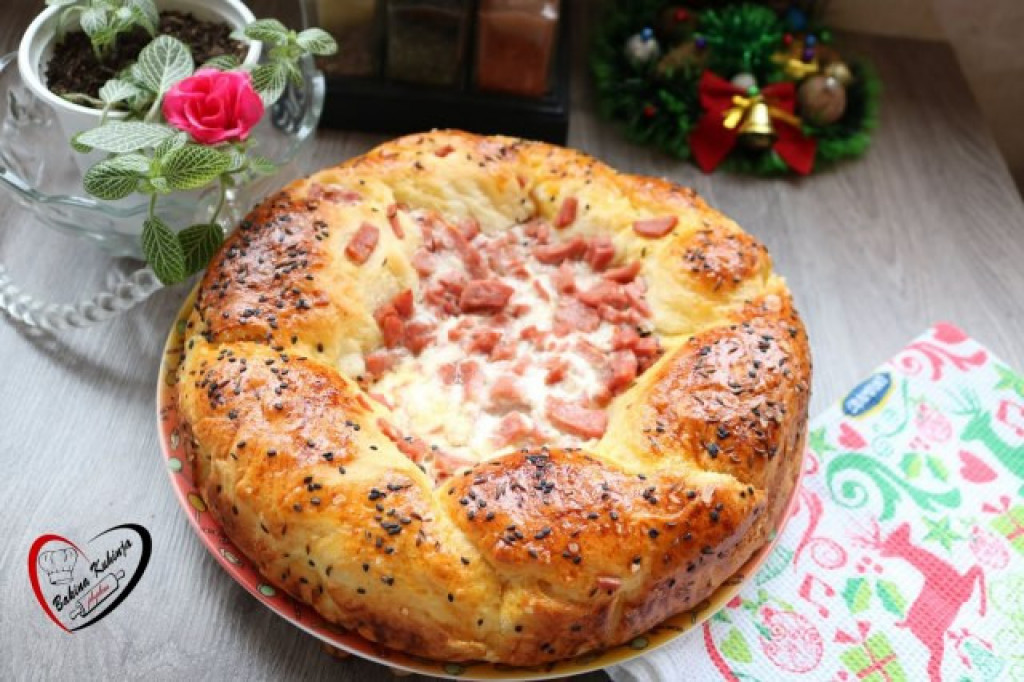 SJAJAN RECEPT IZ MAMINE SVESKE Pogača punjena šunkom i sirom, mekana i ukusna