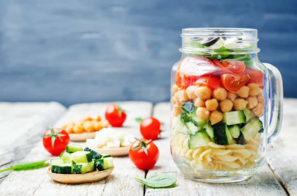 Leto je sve bliže pa je pravi trenutak da se bacite na zdravu hranu SALATA U TEGLI ZA PONETI je prava stvar