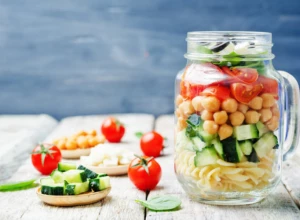 Leto je sve bliže pa je pravi trenutak da se bacite na zdravu hranu SALATA U TEGLI ZA PONETI je prava stvar