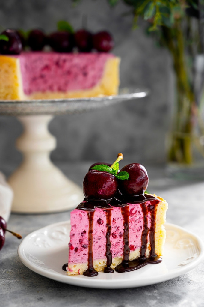 PINK RAPSODIJA ZA LEPŠI DAN Osvežavajuća torta, kao sladoled, uvek se traži parče više!