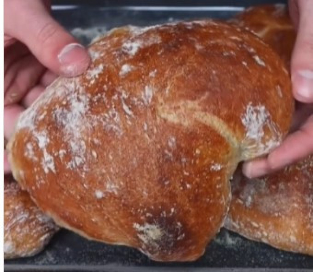MOŽE DA SE JEDE VRUĆ Domaći hleb sa feta sirom - mekan unutra, a hrskav spolja
