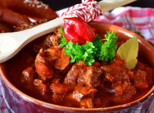 RECEPT ZA TRADICIONALNI MAĐARSKI GULAŠ Jelo na kašiku koje svi volimo