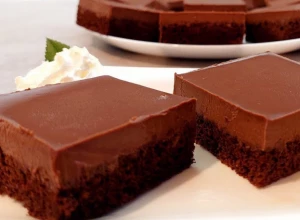 SAVRŠEN SLATKIŠ Čokoladne kocke sa sočnom korom i filom koji se topi u ustima