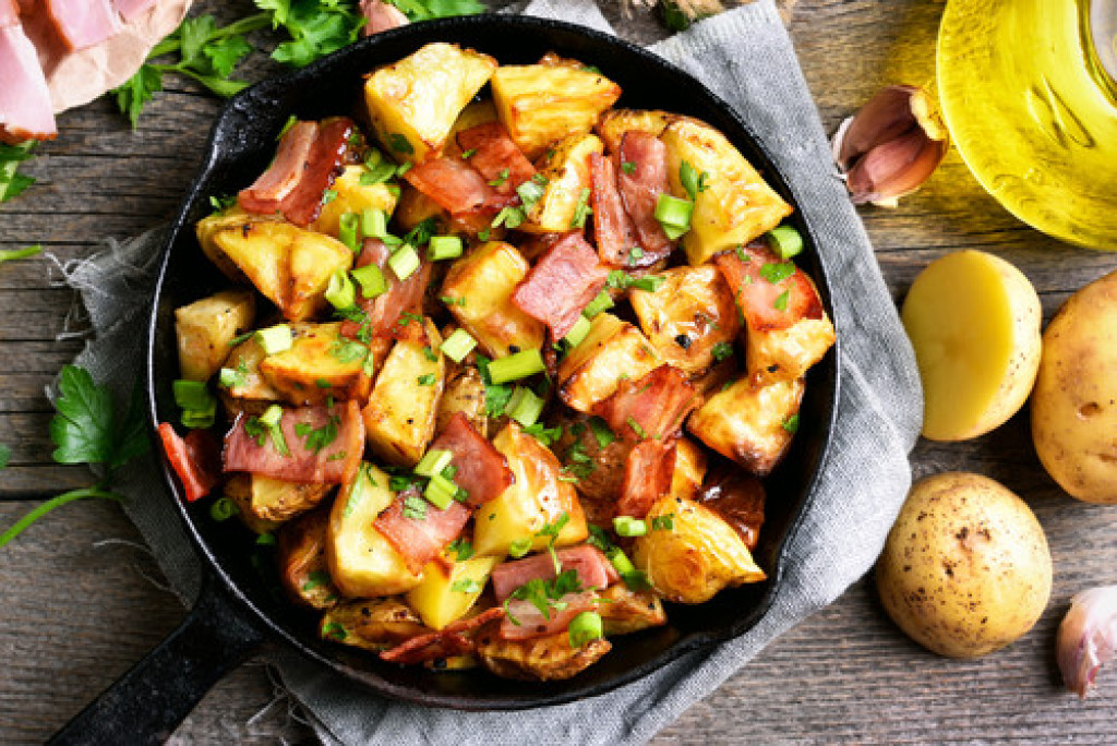 Da li i vama ide voda na usta kad se pomene TOPLA KROMPIR SALATA, gotova ZA SAMO POLA SATA