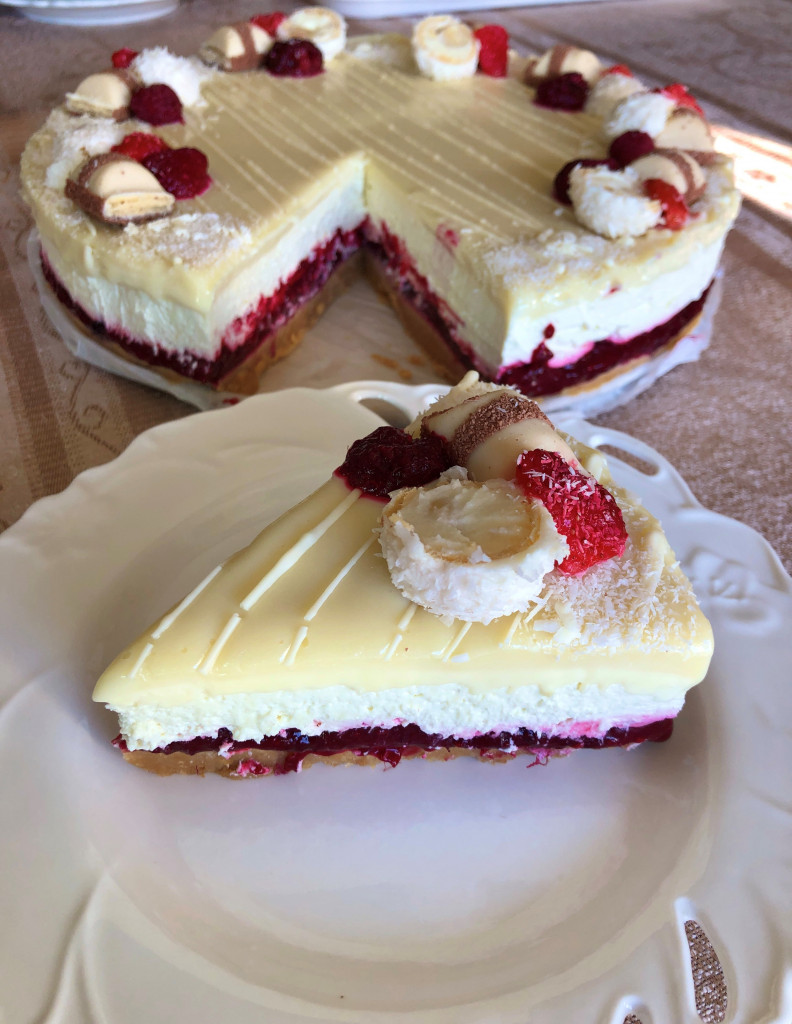 PISTAĆ TORTA SA ŠUMSKIM VOĆEM Ne peče se, a recept za tortu i krem od pistaća nam je dala Bobana Jovanović iz Beograda