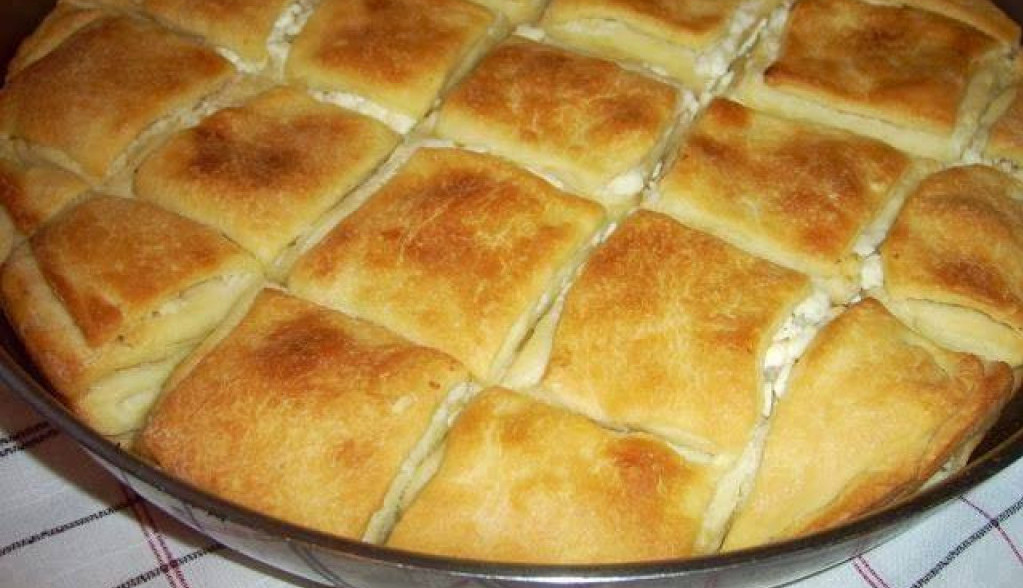 SEOSKA LISNATA POGAČA Pravo iz bakine kuhinje, spolja krckava, a unutra punjena sirom