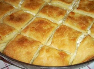 SEOSKA LISNATA POGAČA Pravo iz bakine kuhinje, spolja krckava, a unutra punjena sirom